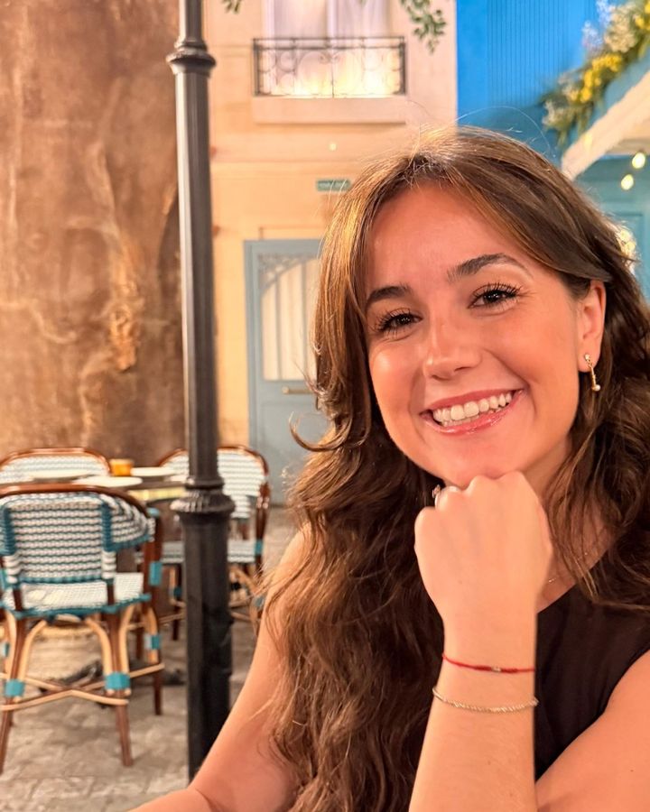 Cris sonriendo en la terraza de un restaurante