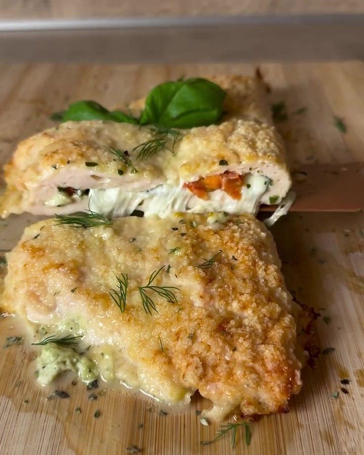 Calzone de pollo relleno de pisto y tomate cherry