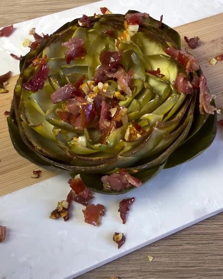 Flor de alcachofa con crujiente de jamón