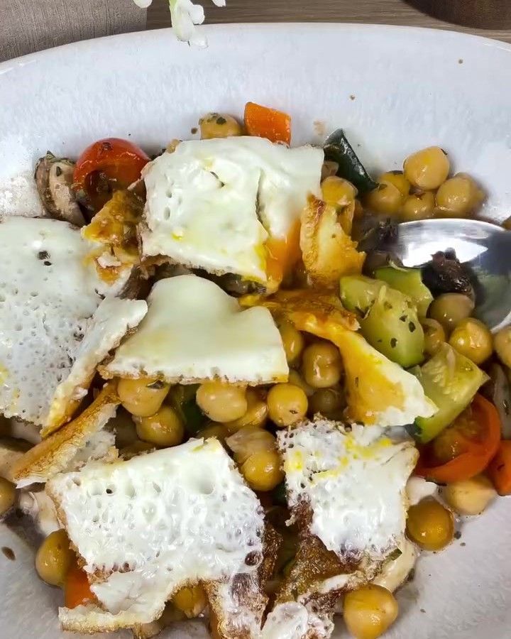 Garbanzos y verduras al horno con burrata y huevo