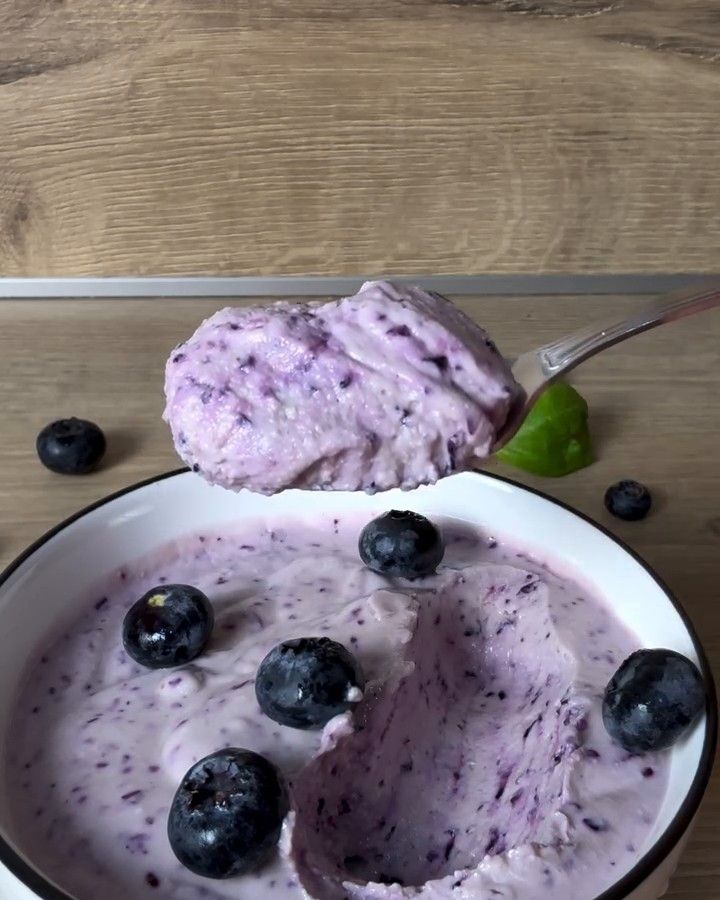 Helado de queso cottage y arándanos