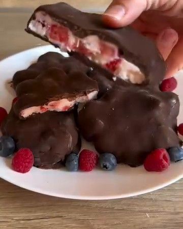 Helado de yogurt y fresas