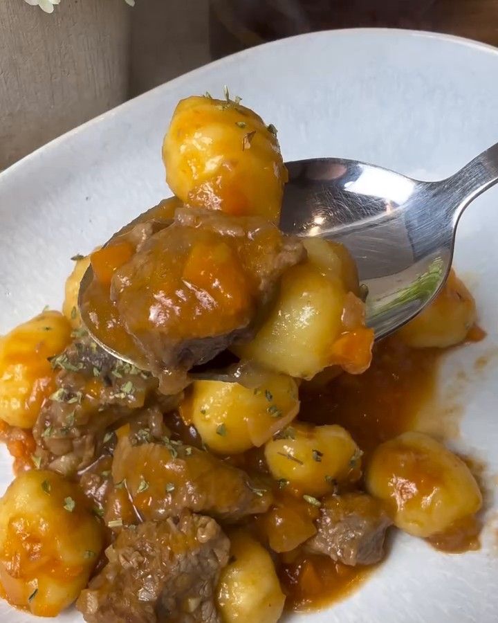 Ñoquis con carne y tomate