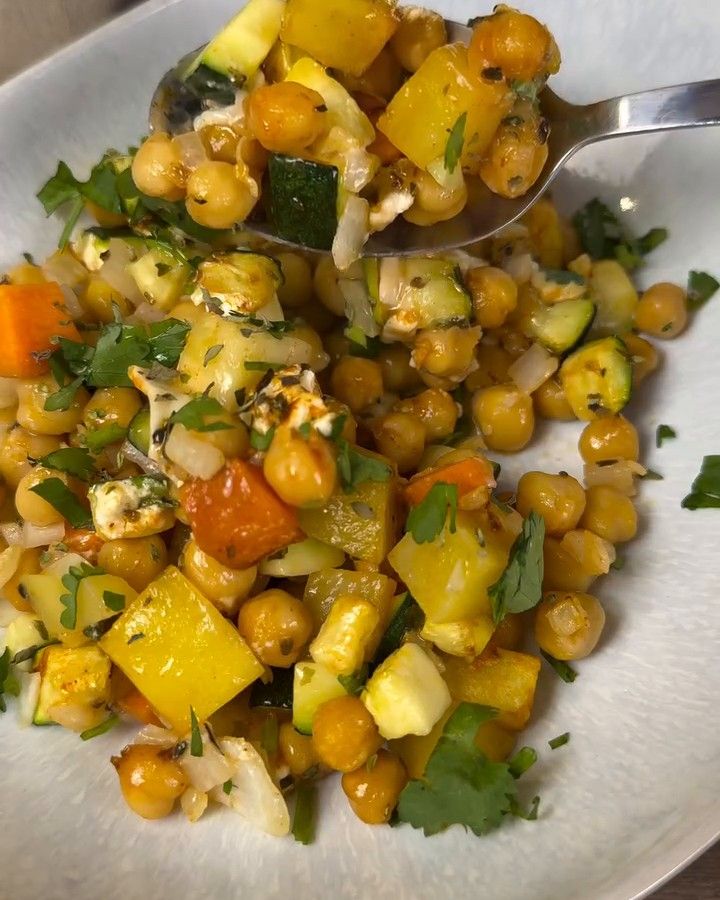 Plato de verduras y legumbre en sartén