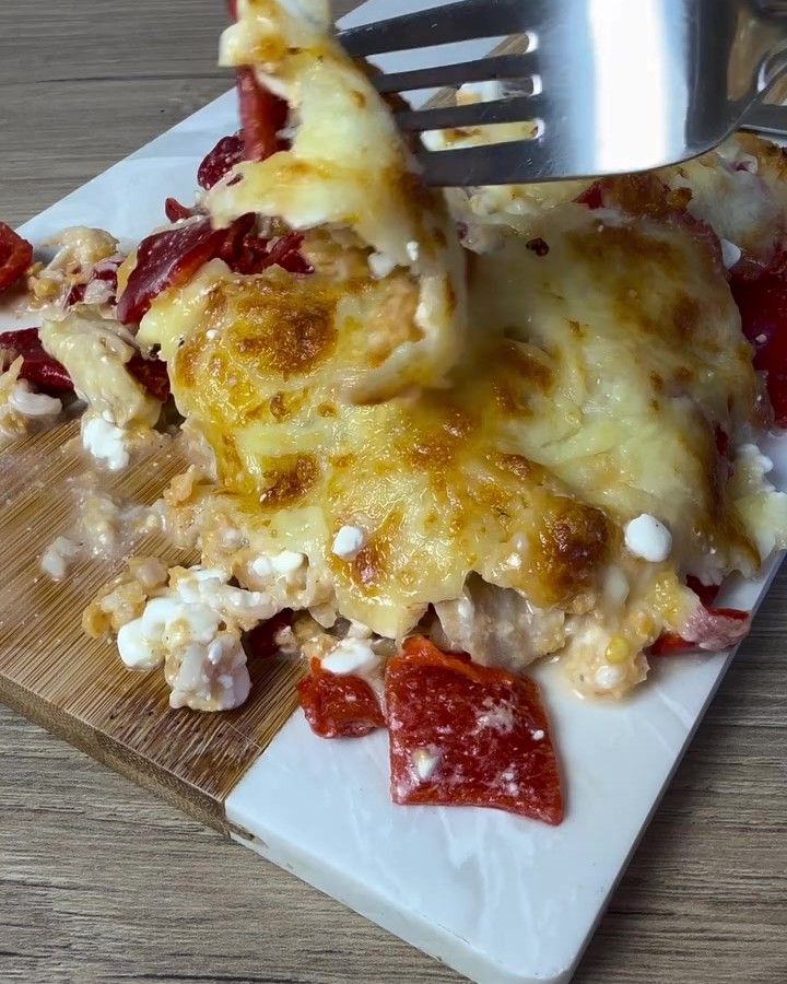 Pollo con pimientos asados y queso