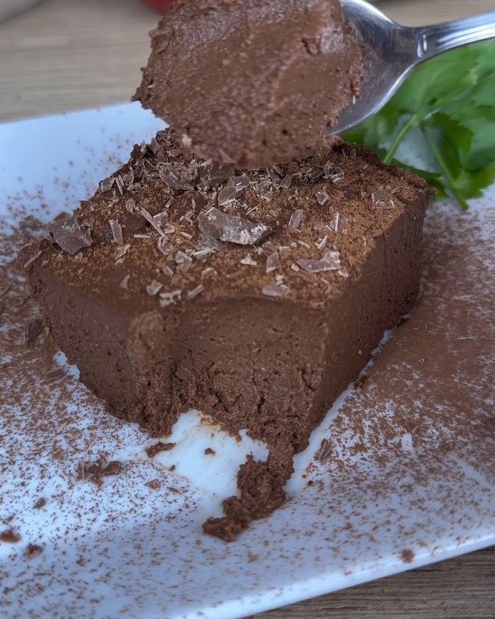 Postre de fruta y chocolate negro